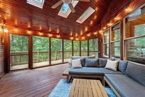 Televisión y chimenea 