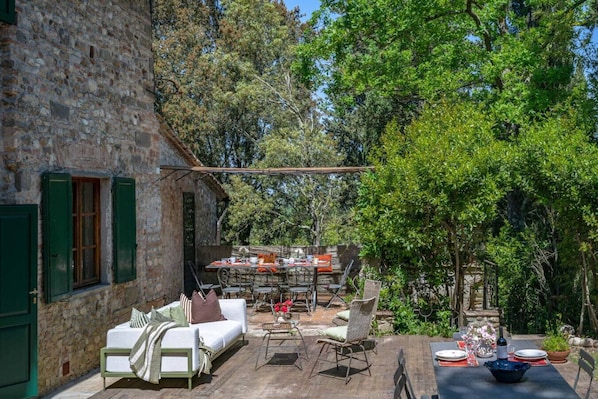 Outdoor dining - Villa Mezzola (Cerbaia)