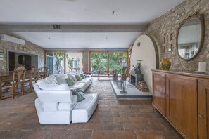 Fireplace, table tennis, stereo