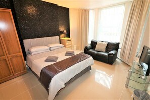 3 bedrooms, iron/ironing board, WiFi, bed sheets - 3 Bedroom Apartment - Borough Road (Birkenhead)