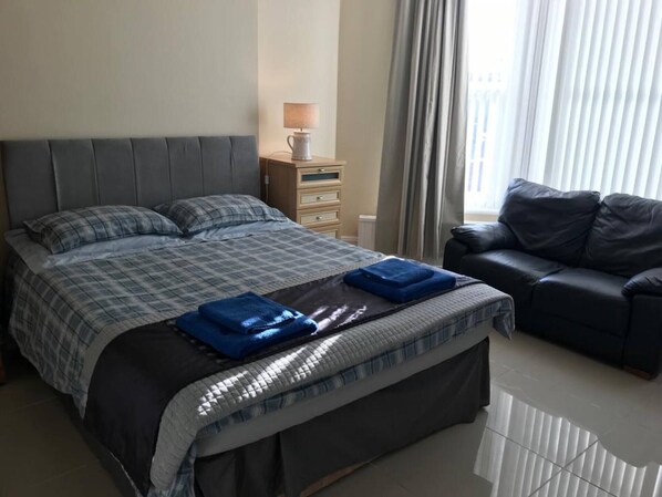 3 habitaciones, tabla de planchar con plancha, wifi y ropa de cama 