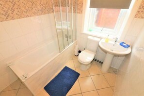 Hair dryer, towels, soap, toilet paper - 3 Bedroom Apartment - Borough Road (Birkenhead)