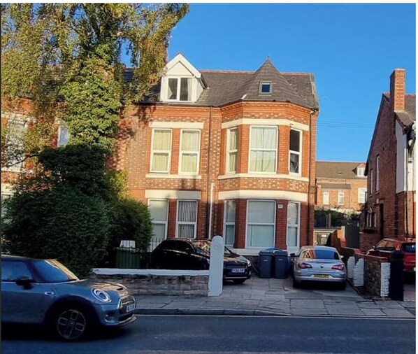 Third-party on-site parking - 3 Bedroom Apartment - Borough Road (Birkenhead)