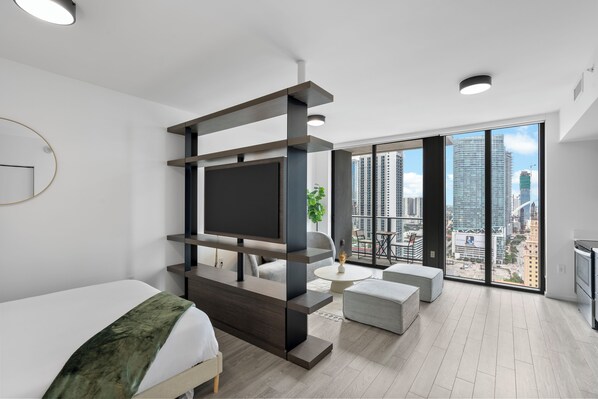 1 bedroom, iron/ironing board, WiFi, bed sheets - Luxury Studio/ Downtown Miami with fitness room, water views (Miami)