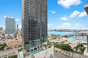 Exterior - Luxury Studio/ Downtown Miami with fitness room, water views (Miami)