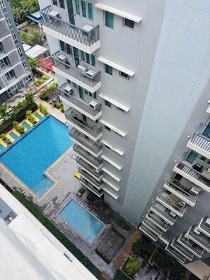 Pool - Room-chic & Bright Urban Comfort Suite (Iloilo)