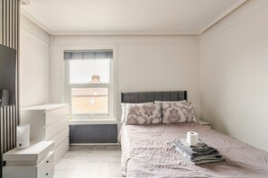 1 bedroom, iron/ironing board, internet, bed sheets - Spacious room w/ Wifi + Kitchen 4 (Greater London)