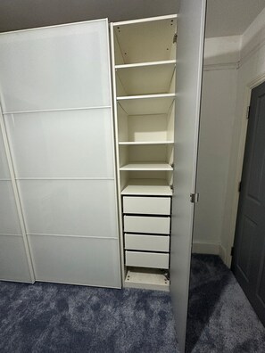 Interior - Spacious double BR near Heathrow 3 (Greater London)