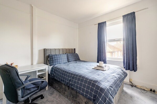 1 bedroom, iron/ironing board, internet, bed sheets - Spacious double BR near Heathrow 3 (Greater London)