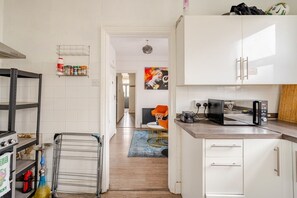 Fridge, microwave, oven, stovetop - Spacious double BR near Heathrow 3 (Greater London)