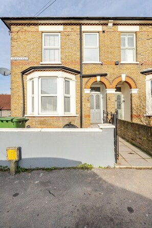 Exterior detail - Spacious double BR near Heathrow 3 (Greater London)