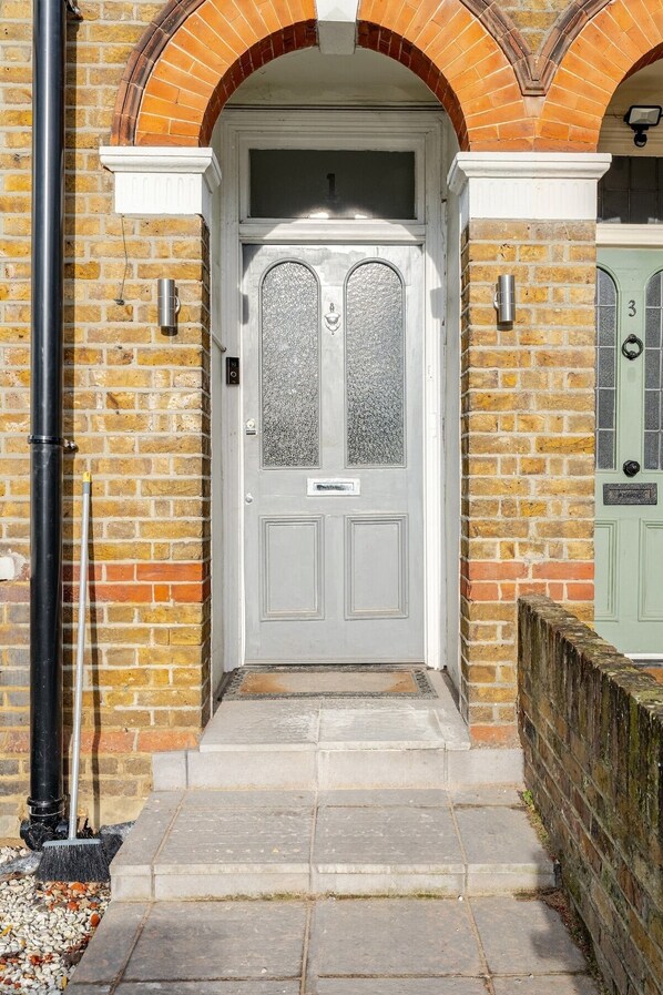 Exterior detail - Spacious double BR near Heathrow 3 (Greater London)