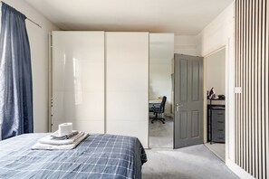 1 bedroom, iron/ironing board, internet, bed sheets - Spacious double BR near Heathrow 3 (Greater London)