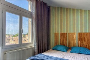 2 bedrooms, desk, bed sheets
