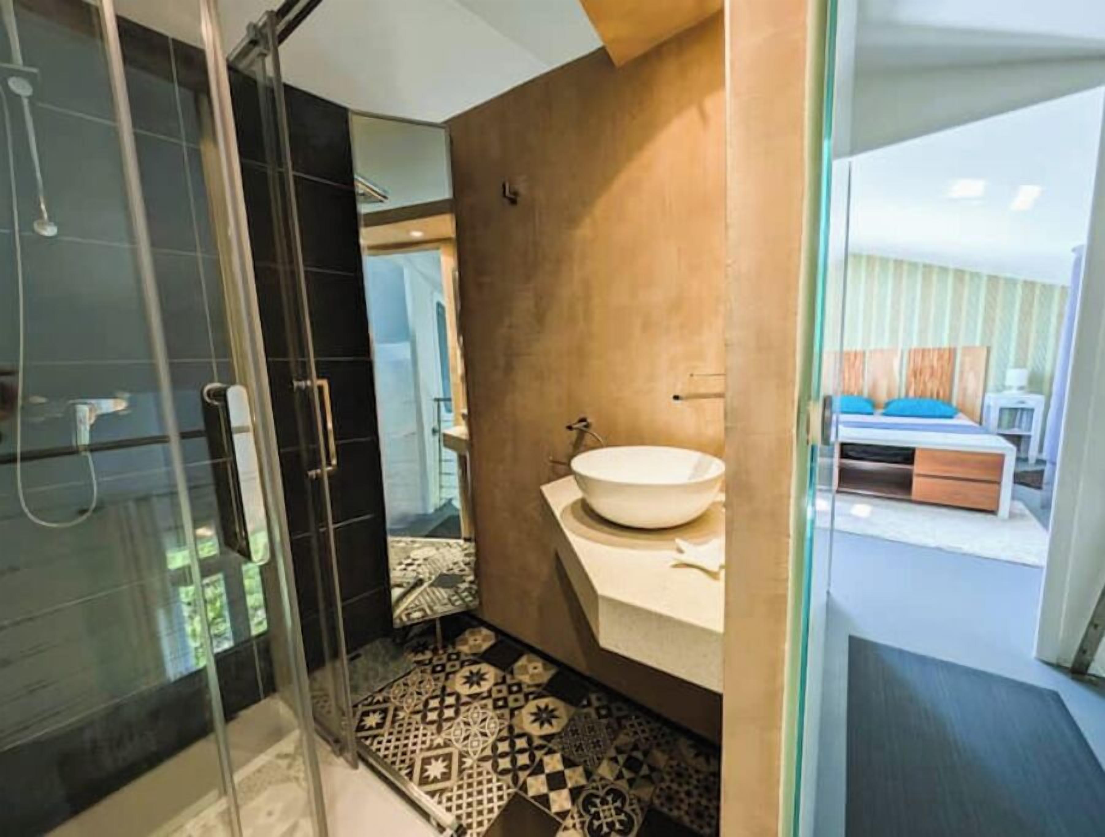 Shower, hair dryer, towels, toilet paper