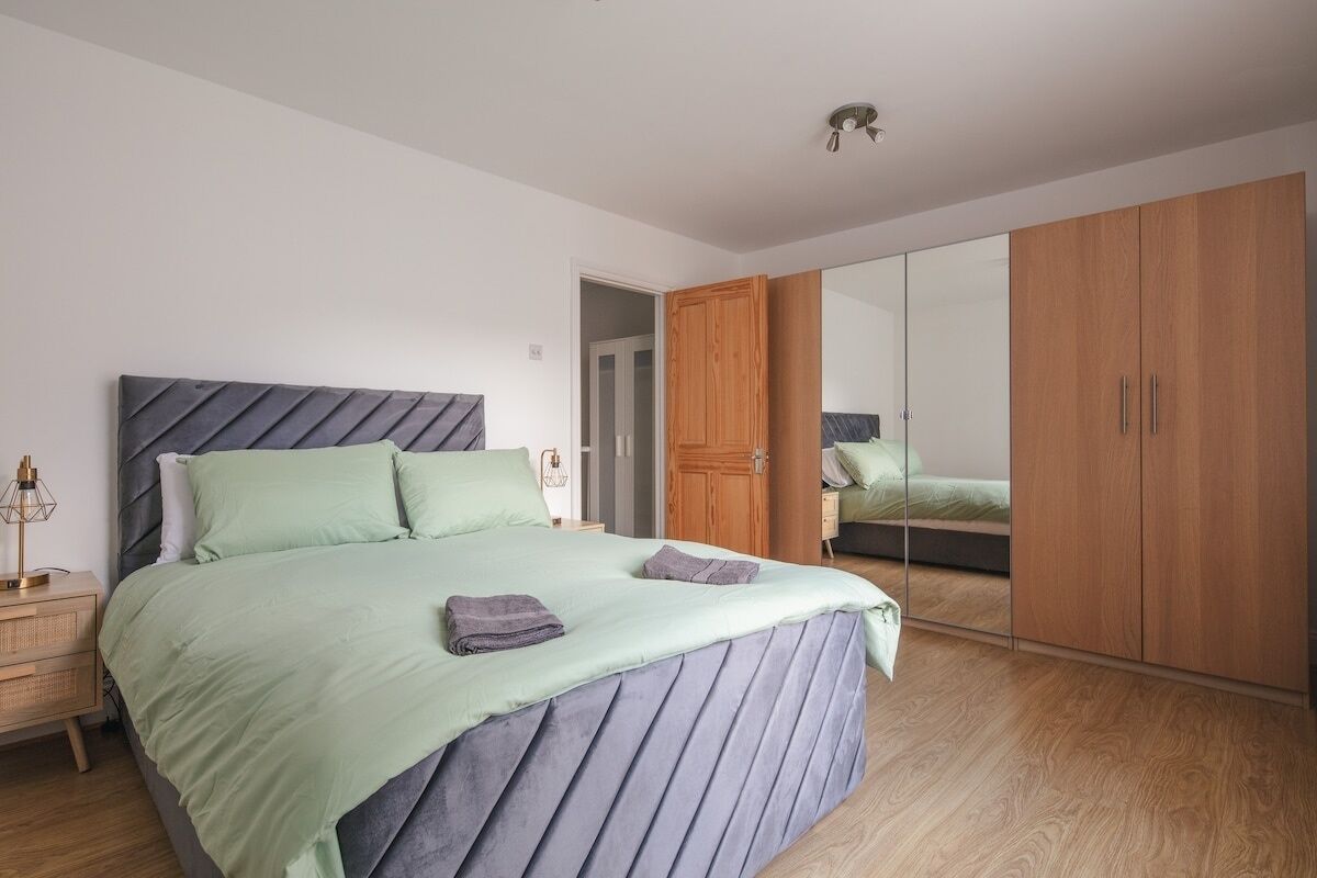 3 bedrooms, iron/ironing board, internet, bed sheets