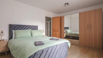 3 bedrooms, iron/ironing board, internet, bed sheets