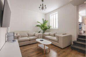 TV, video games, table tennis - Luxury 3BR | Sleeps 8 | Pool Table + PS5 | Near O2 (Greater London)