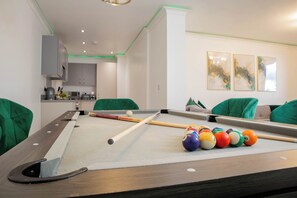 Game room - 3BR Sleeps 8 - PS5+Pool+Balcony (Greater Manchester)