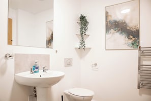 Hair dryer, towels - 3BR Sleeps 8 - PS5+Pool+Balcony (Greater Manchester)