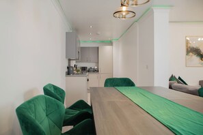 Dining - 3BR Sleeps 8 - PS5+Pool+Balcony (Greater Manchester)