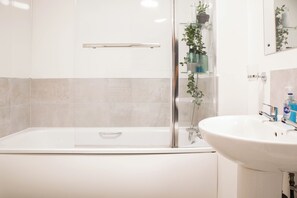 Hair dryer, towels - 3BR Sleeps 8 - PS5+Pool+Balcony (Greater Manchester)