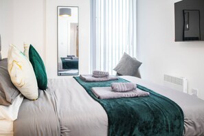 3 bedrooms, iron/ironing board, internet, bed sheets
