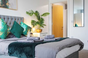 3 bedrooms, iron/ironing board, internet, bed sheets - 3BR Sleeps 8 - PS5+Pool+Balcony (Greater Manchester)