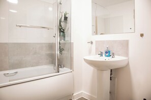 Hair dryer, towels - 3BR Sleeps 8 - PS5+Pool+Balcony (Greater Manchester)