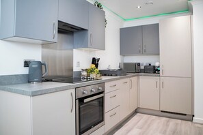 Een koelkast, een magnetron, een oven, een kookplaat