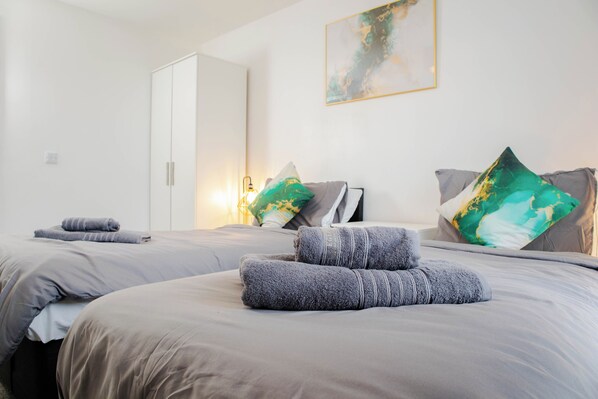 3 habitaciones, tabla de planchar con plancha, internet y ropa de cama 