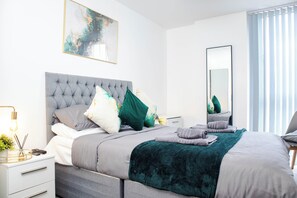 3 bedrooms, iron/ironing board, internet, bed sheets - 3BR Sleeps 8 - PS5+Pool+Balcony (Greater Manchester)