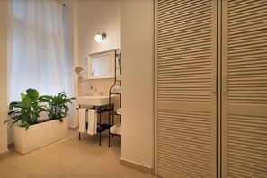 シャワー、ヘアドライヤー、タオル、石鹸