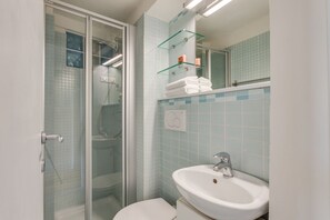 Regadera, secadora de cabello, bidet, toallas 