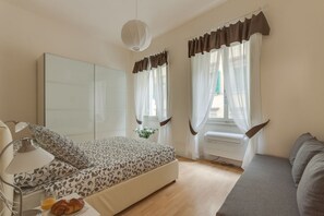 2 habitaciones y tabla de planchar con plancha 