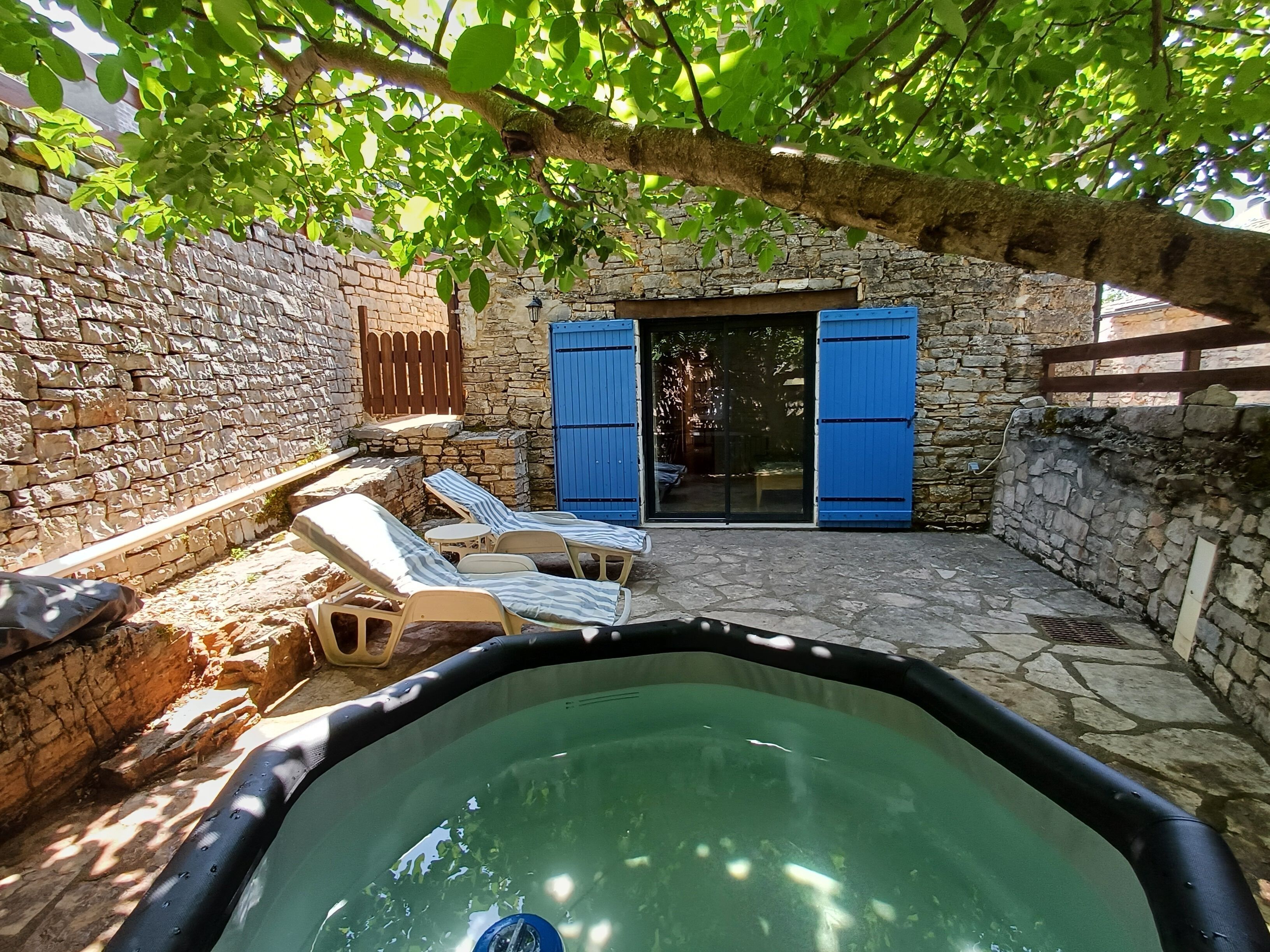 Outdoor spa tub