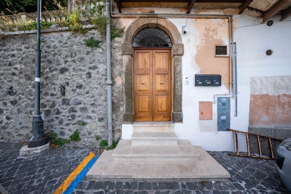 Exterior detail - Holiday Home “Al Belvedere” is a panoramic 60 sqm apartment located on the first floor of a typical building in the historic center, surrounded by stone alleys, colorful murals, and terraces overlooking the valley.Perfect for families, couples, or fr (Rocca di Papa)