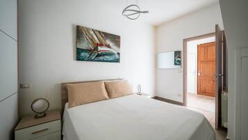 2 Schlafzimmer, Zimmersafe, Schreibtisch, BĂŒgeleisen/BĂŒgelbrett