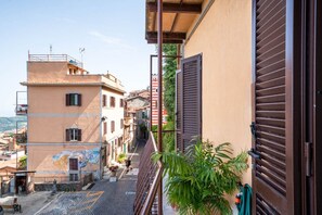 Exterior detail - Holiday Home “Al Belvedere” is a panoramic 60 sqm apartment located on the first floor of a typical building in the historic center, surrounded by stone alleys, colorful murals, and terraces overlooking the valley.Perfect for families, couples, or fr (Rocca di Papa)