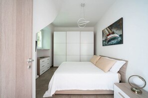 2 bedrooms, in-room safe, desk, iron/ironing board