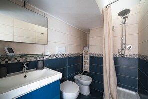 Dusj, hårføner, bidé og håndklær