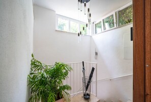 Interior - Holiday Home “Al Belvedere” is a panoramic 60 sqm apartment located on the first floor of a typical building in the historic center, surrounded by stone alleys, colorful murals, and terraces overlooking the valley.Perfect for families, couples, or fr (Rocca di Papa)