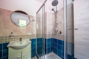 Shower, hair dryer, bidet, towels
