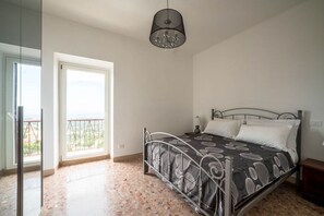 2 chambres, coffres-forts dans les chambres, bureau