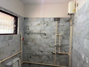 Regadera, toallas, jabón, papel de baño 