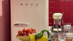 A retro kitchen with a white refrigerator, a bowl of tomatoes, a yellow pitcher, and red chairs. - Casetta della Morica alle Gole Del Nera (Stifone)
