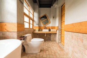 Chambre Quadruple Galerie, balcon, vue ville | Salle de bain