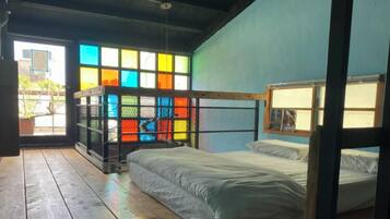 Galleríherbergi fyrir fjóra - svalir - borgarsýn | Myrkratjöld/-gardínur, ókeypis þráðlaus nettenging