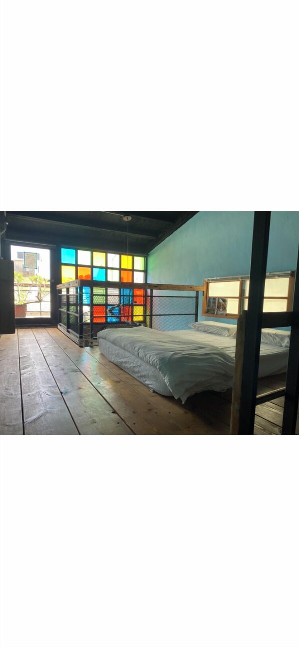 Habitación cuádruple Gallery, balcón, vista a la ciudad | Cortinas blackout y wifi gratis