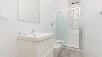 Doccia, asciugacapelli, bidet, asciugamani